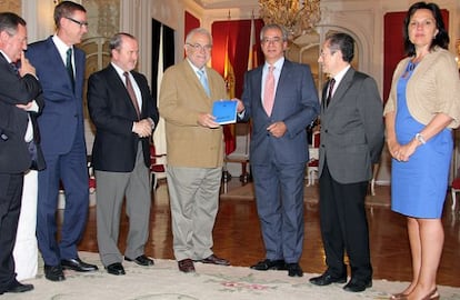 Vicente Garrido entrega este martes la memoria del Consell Jurídic Consultiu al presidente y los miembros de la Mesa de las Cortes Valencianas.