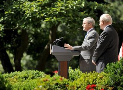 George Bush, junto al secretario de Interior, Dirk Kempthorne, durante el discurso en el que ha pedido al Congreso que levante la prohibición de hacer exploraciones petroleras en alta mar.