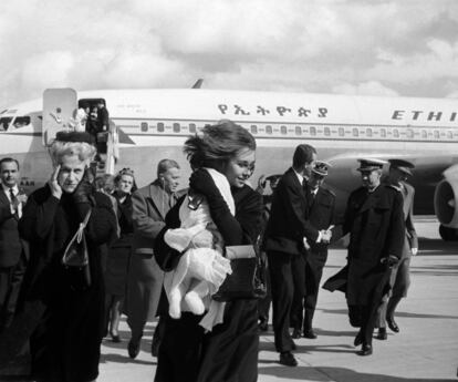 La entonces princesa Sofía con su hija Elena en brazos a su llegada al aeropuerto de Barajas en Madrid procedente de Atenas.