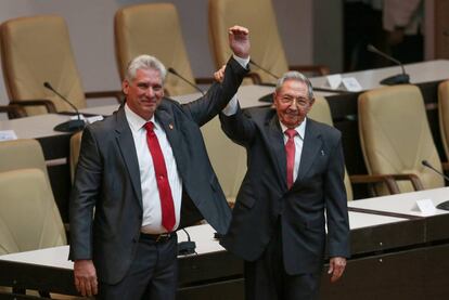 El nuevo presidente de Cuba, Miguel Díaz-Canel, y Raúl Castro.