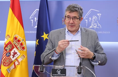 El portavoz del PSOE en el Congreso, Patxi López, durante una rueda de prensa posterior a la Junta de Portavoces, en el Congreso de los Diputados, este martes.