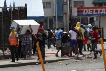 Fotografía tomada el pasado 26 de octubre en la que se registró a un grupo saqueadores durante las protestas en contra de la venta de terrenos de la Zona Libre de Colón en Ciudad de Panamá. EFE/Archivo