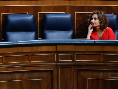 La ministra de Hacienda, María Jesús Montero, durante el pleno celebrado, este jueves, en el Congreso de los Diputados en Madrid. EFE/ Javier Lizón