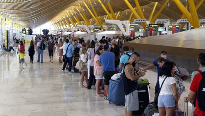 Viajeros en la zona de salidas de la T4, en el aeropuerto Adolfo Suárez Madrid-Barajas.