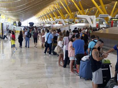 Viajeros en la zona de salidas de la T4, en el aeropuerto Adolfo Suárez Madrid-Barajas.