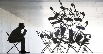 Un hombre piensa ante una estructura.