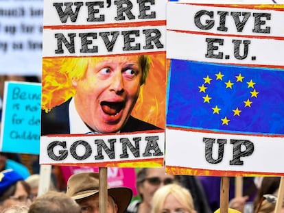 Manifestantes durante la protesta convocada por la organización People's Vote (el voto de la gente), en Londres, este lunes.
 