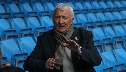 Mike Summerbee charla con EL PAÍS en el Etihad Stadium.