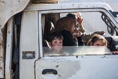 Centenares de refugiados sirios vuelven a su país desde Arsal, Líbano.