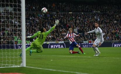 Fernando Torres, en el moment d'anotar el seu primer gol.