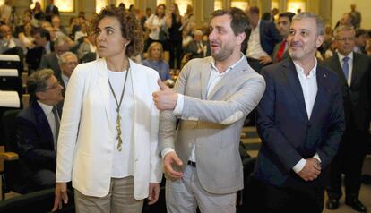 La ministra de Sanidad, Dolors Montserrat, el consejero de Salud, Toni Com&iacute;n (c), y el segundo teniente de alcalde de Barcelona, Jaume Collboni (d), durante el acto de presentaci&oacute;n del manifiesto de la sociedad civil