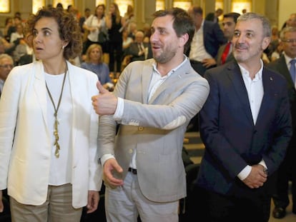 La ministra de Sanitat, Dolors Montserrat; el conseller de Salut, Toni Comín (c), i el segon tinent d'alcalde de Barcelona, Jaume Collboni (d), durant l'acte de presentació del manifest de la societat civil.