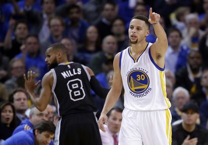 Curry celebra una canasta ante los Spurs.