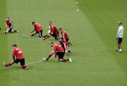 Guardiola observa a sus jugadores durante un entrenamiento.