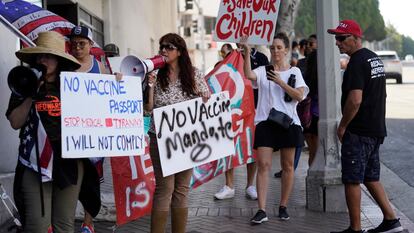 Personas protestan contra la vacunación obligatoria para asistir a clases, en septiembre de 2021 en Los Ángeles.