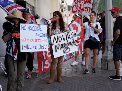 Personas protestan contra la vacunación obligatoria para asistir a clases, en septiembre de 2021 en Los Ángeles.