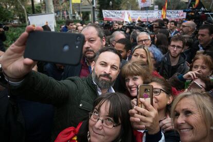 El líder de Vox Santiago Abascal se hace una foto con asistentes a la concentración por la Constitución en Barcelona.