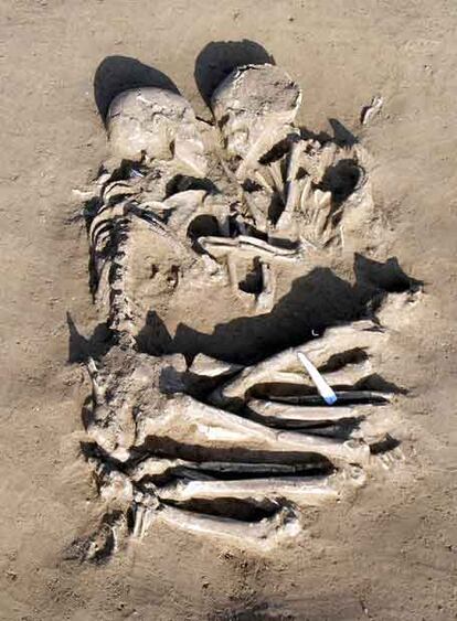 Los esqueletos unidos en un abrazo hallados en Mantua (Italia).