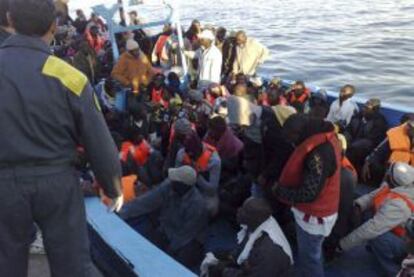 Inmigrantes del norte de África llegan a la isla italiana de Lampedusa.