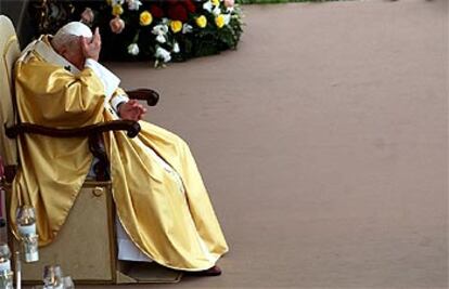 El Papa se tapa la cara durante el acto, en el que ha proclamado santos a tres misioneros.