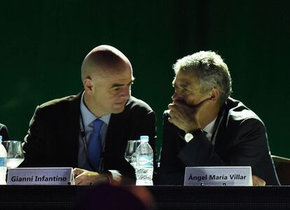 Infantino charla con Villar.