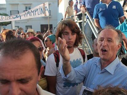 El alcalde de Tarifa, Juan Andr&eacute;s Gil, explica ayer a los vecinos el proyecto urban&iacute;stico de Valdevaqueros. 