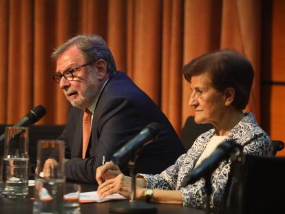 Juan Luis Cebrián y Adela Cortina, ayer en el Botànic de Valencia. 