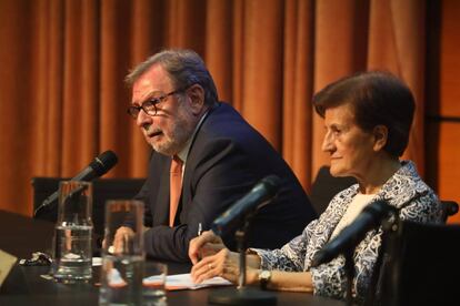 Juan Luis Cebrián y Adela Cortina, ayer en el Botànic de Valencia. 