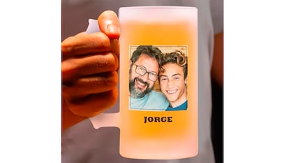 Jarra cerveza día del padre sobre fondo blanco