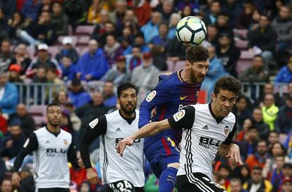 Lionel Messi golpea el balón.