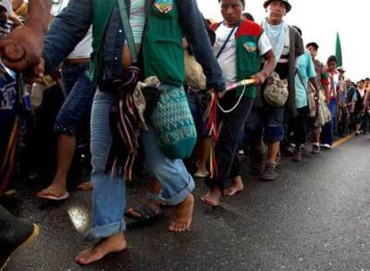 Los marchantes recorren por la carretera Panamericana un tramo entre los municipios Villarica y Jamundi, rumbo a Cali.