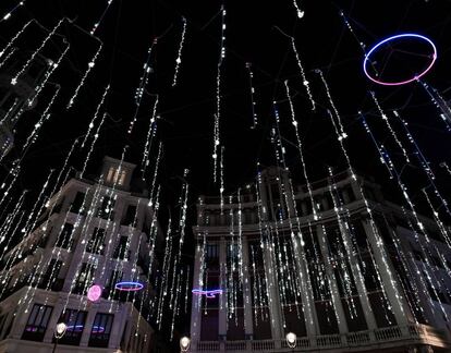 Laniakea, de Brut Deluxe, un montaje lumínico dinámico en la plaza Canalejas que se inspira en las imágenes de las nebulosas y galaxias del telescopio Hubble. |