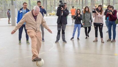 El alcaldable de ERC por Barcelona, Ernest Maragall, en una cancha en el parque Joan Miró.