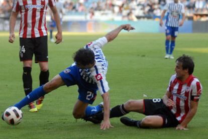 Valerón se revuelve para tratar de llevarse el balón a pesar de la zancadilla de Gurpegui.