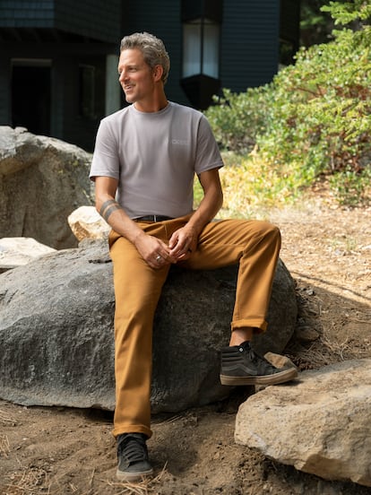 El surfero estadounidense Jon Rose, fundador de la ONG, Waves for Water.