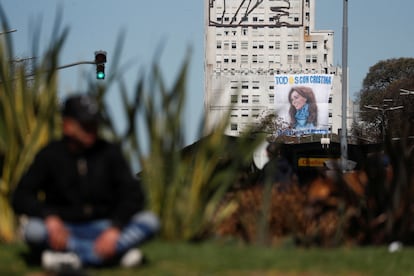 Una lona con la imagen de la vicepresidenta argentina y la frase "Todos con Cristina" cuelga de un edificio durante la marcha en Buenos Aires.