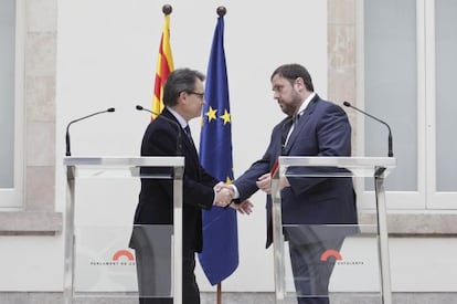 Artur Mas y Oriol Junquera firman el acuerdo de gobernabilidad.