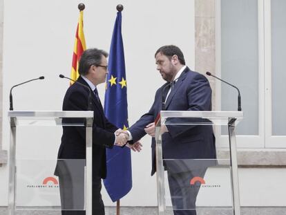 Artur Mas y Oriol Junquera firman el acuerdo de gobernabilidad.