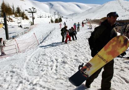 Esquiadores y 'snowboarders' en la estación de esquí de Faqra, en el Líbano.