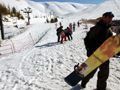 Esquiadores y 'snowboarders' en la estación de esquí de Faqra, en el Líbano.