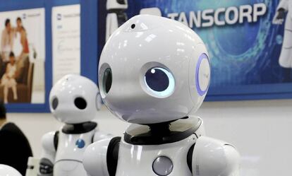 Imagen de un robot en el puesto de Transcorp en la feria tecnológica CeBIT en Hannover, Alemania.