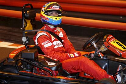 Alonso participa en una carrera de karts celebrada en Madrid para un acto promocional.