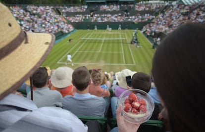 En el All England Tennis Club, en Wimbledon, en el suroeste de Londres, lo más finolis es tomar fresas con nata. Líquida, no montada. Y para beber, un licor: pimms con limonada (gaseosa), una rodaja de pepino, fresa troceada y una hoja de menta.