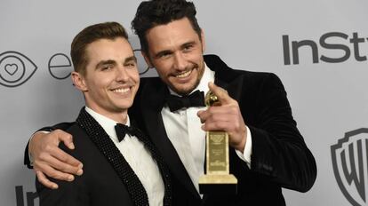 James Franco (direita) com seu irmão Dave, após ganhar o Globo de Ouro no último domingo