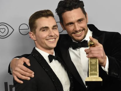 James Franco (direita) com seu irmão Dave, após ganhar o Globo de Ouro no último domingo