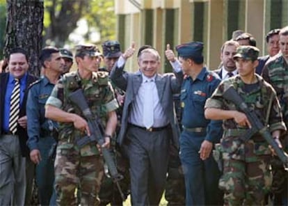 Lino Oviedo saluda a sus simpatizantes antes de ingresar en la prisión militar de Viñas Cué, en Asunción.