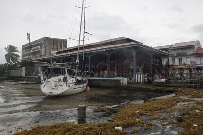 Un grupo de oficiales de policía amarran un barco que llegó a tierra debido a los fuertes vientos causados por el huracán Irma, en Pointe-a-Pitre, en la isla de Guadalupe. 