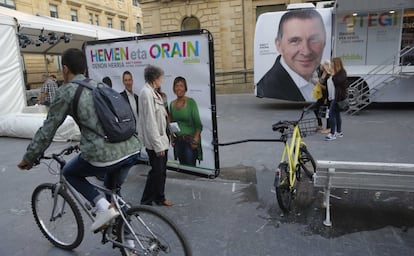 Carteles durante la parte final de la campaña de Bildu en San Sebastián. 