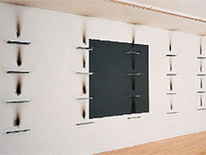 La instalación <i>Sin título</i> (1984), de Jannis Kounellis, en la colectiva <i>Huellas de luz</i> (colección CGAC).