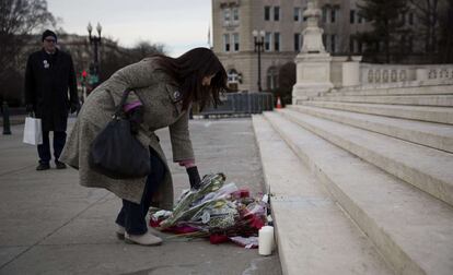 Una mujer deposita flores en homenaje a Scalia en el Supremo.